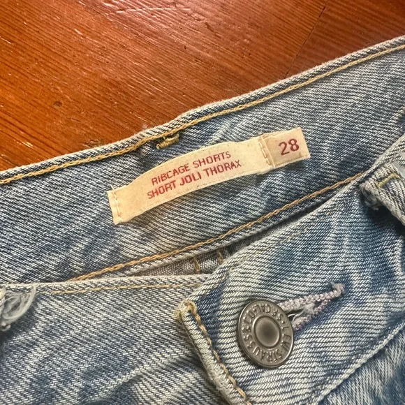 Levi’s Ribcage Shorts - Picture 3 of 4